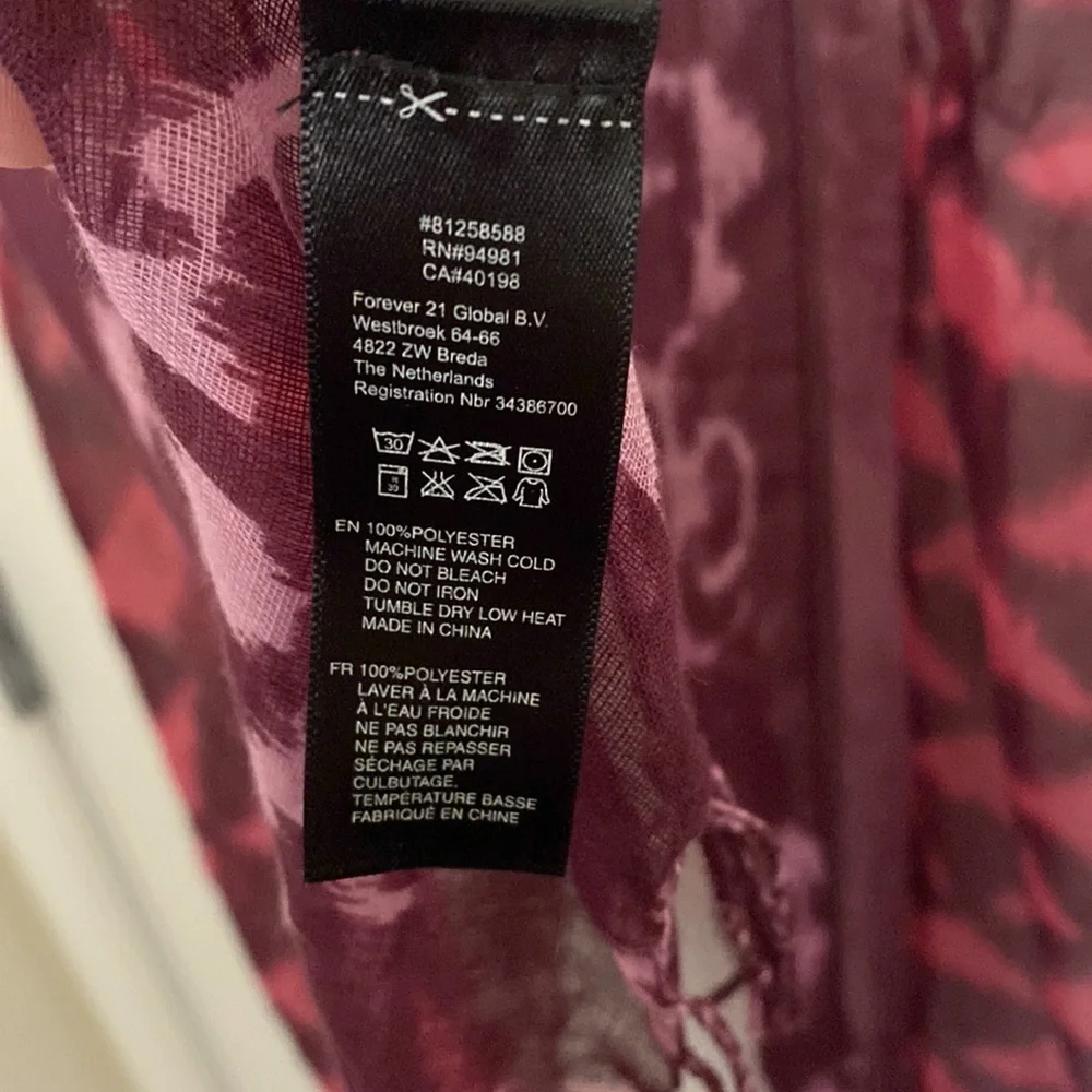 Forever 21 Pink and Purple Ikat Print Lightweight Scarf with Fringe Hem •USED•